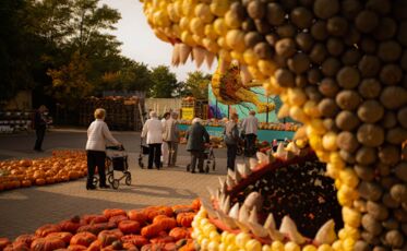 Riesenskulpturen aus Kürbisen in der Ausstellung in Klaistow