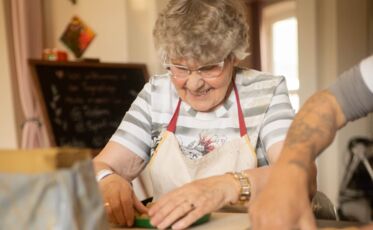 Freude am Töpfern in der Tagespflege