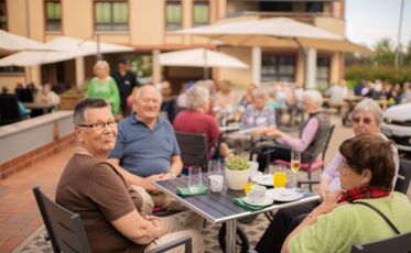 Unsere BewohnerInnen auf dem Sommerfest im Pape Quartier