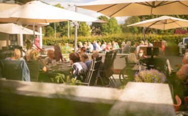 Besuchte Terasse beim Sommerfest im Pape Quartier