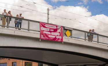 Geschwister Pape Werbebanner an der Jahrtausendbrücke