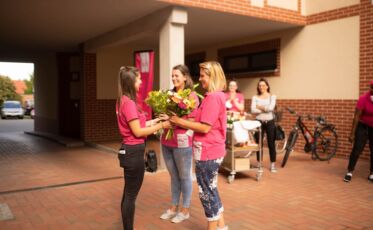 Überreichung der Blumensträuße an die Kolleginnen beim Sommerfest im Pape Quartier