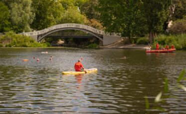 Die DLRG überwacht das Brückenschwimmen