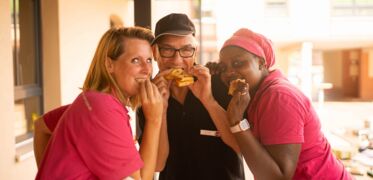 TeamkollegInnen beim Waffeln naschen beim Sommerfest in Pape Quartier