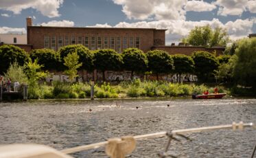 SchwimmerInnen beim Brückenschwimmen mit unseren Badekappen