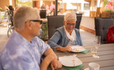 Fröhliche Besucherin unseres Sommerfestes im Pape Quartier