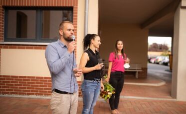 Eilyn & Robert Pape halten eine Danksagung auf dem Sommerfest im Pape Quartier