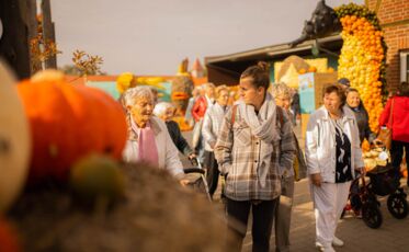 Unsere BewohnerInnen beim Plaudern bei der Kürbisausstellung