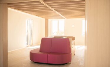 Sitzbank bei Sonnenlicht unter der neuen Pergola in der Flakowski Residenz