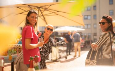 Teamkolleginnen beim Sommerfest im Pape Quartier