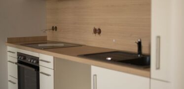 Helle offene Küche in der Flakowski Residenz während der Bauphase